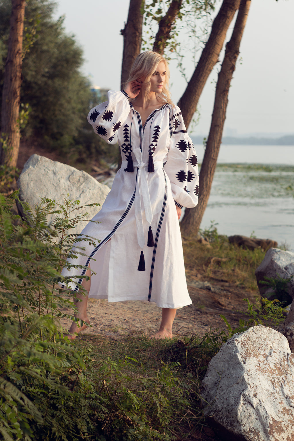 Rochie caftan cu broderie albă Geometry