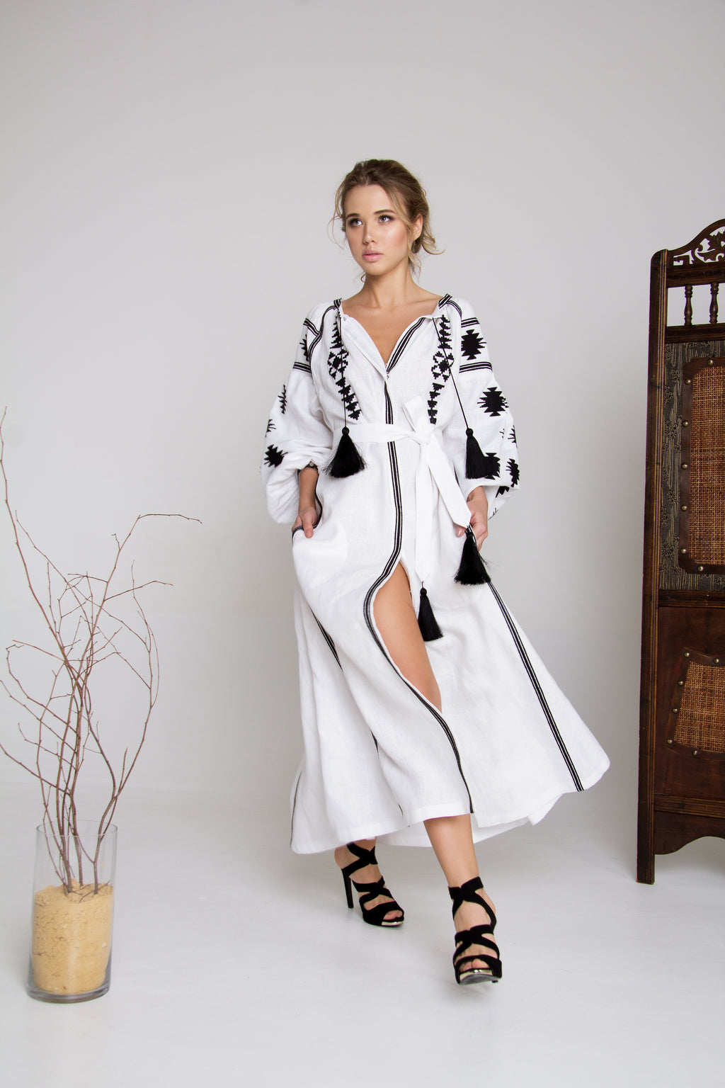 Rochie caftan cu broderie albă Geometry