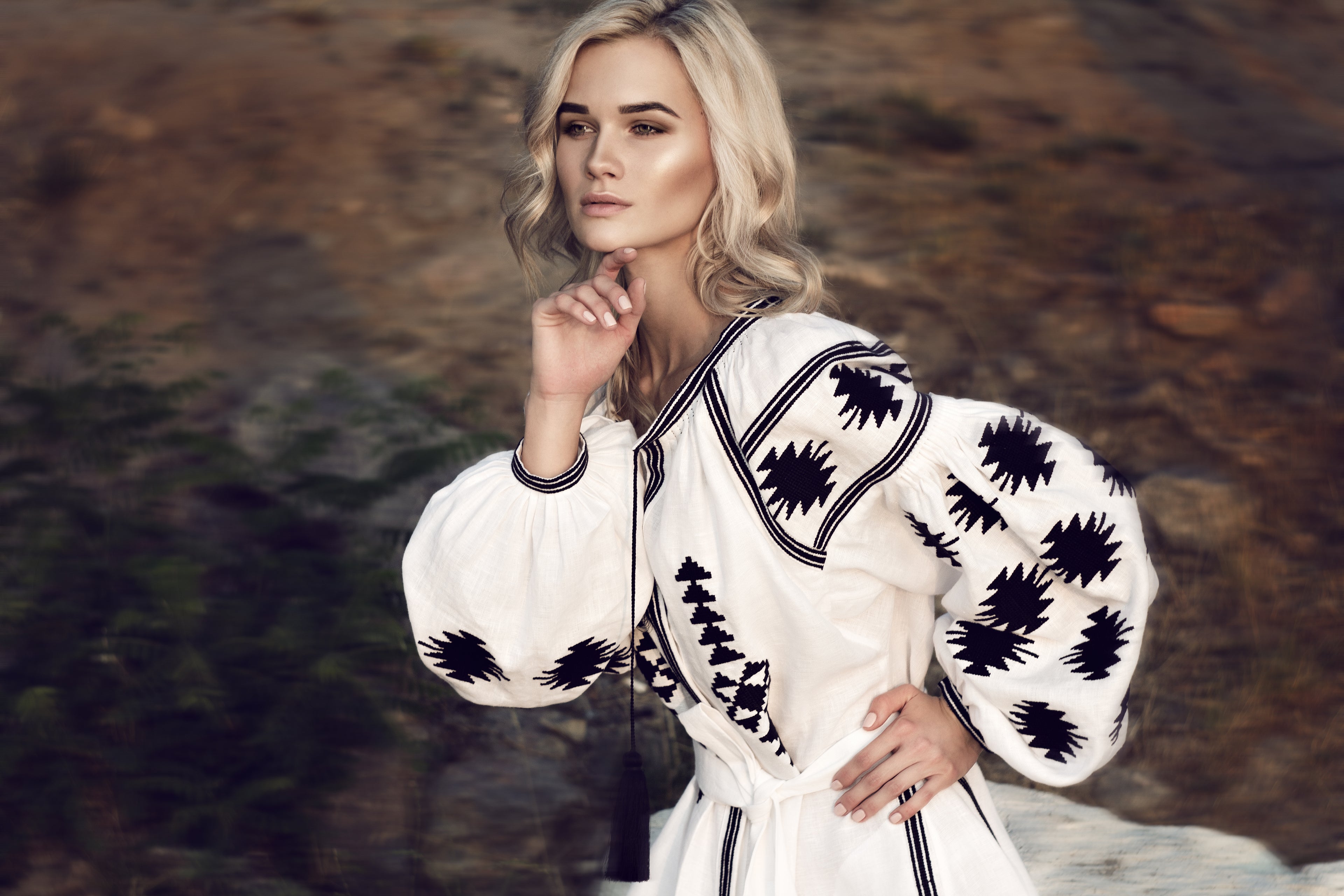 Rochie caftan cu broderie albă Geometry