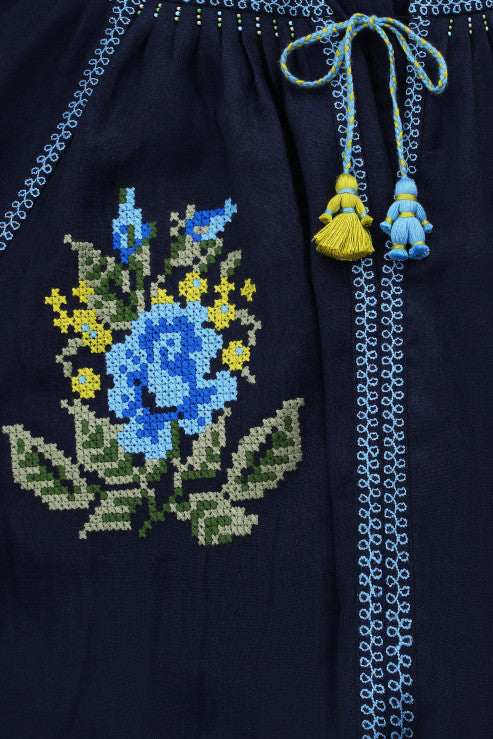 Rochie Evelyn cu broderie florală în albastru bleumarin