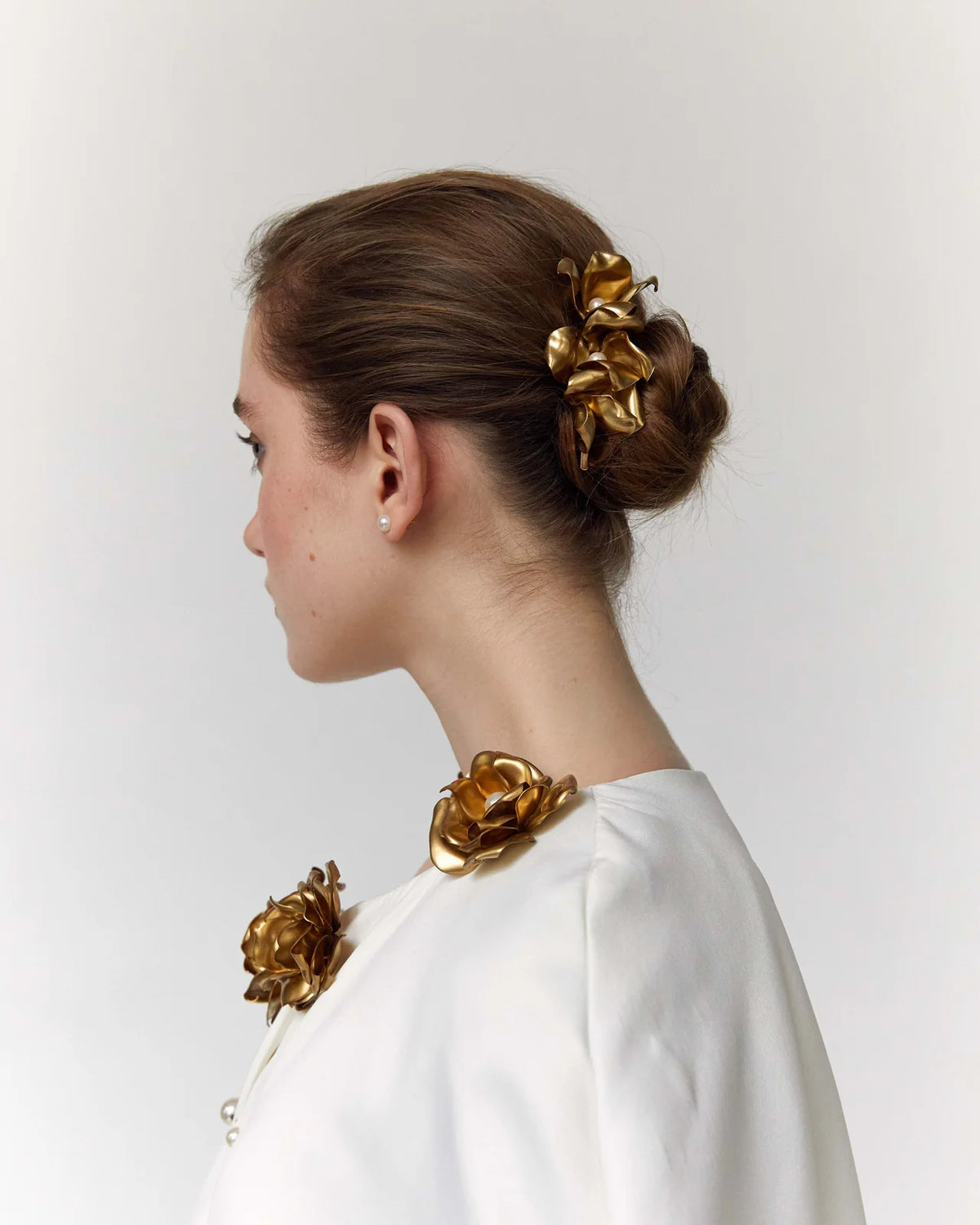 Katerini Mou heart hair clip in recycled PET with golden buds, detail