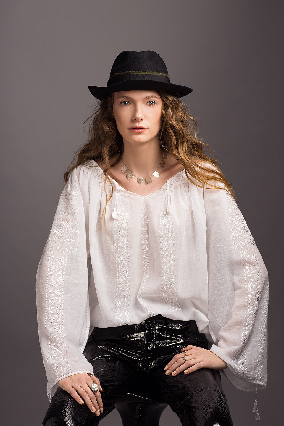 Ie românească alba cu broderie alba