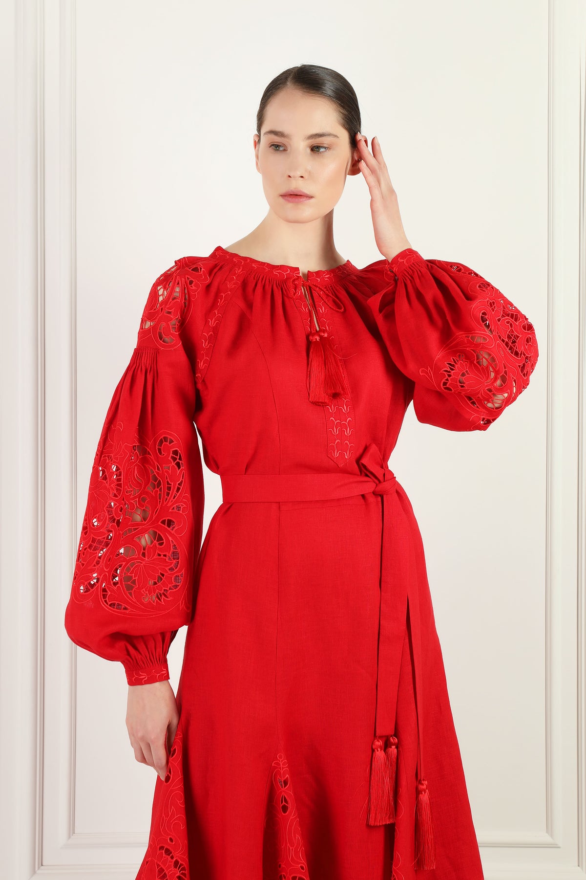 Foberini, Embroidered dress, red, floral motif, hand-embroidered – embroidery detail