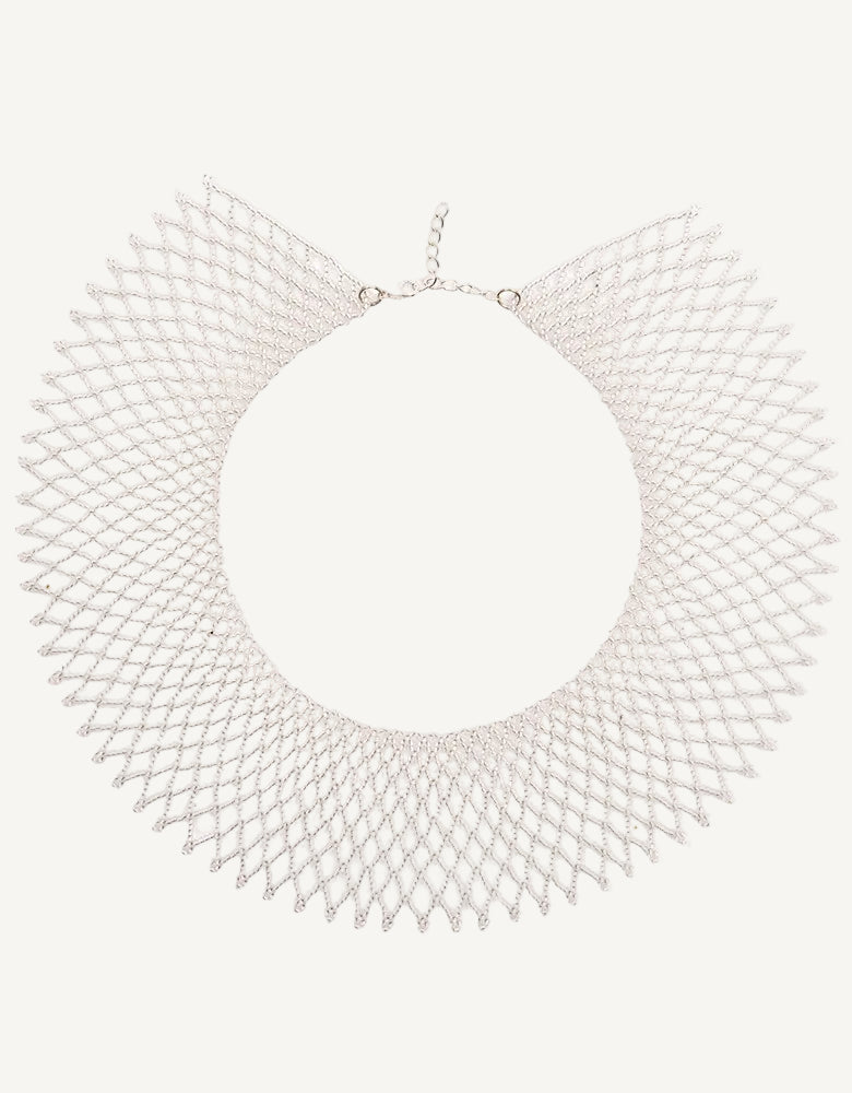 Decorative necklace with a fan-like design 