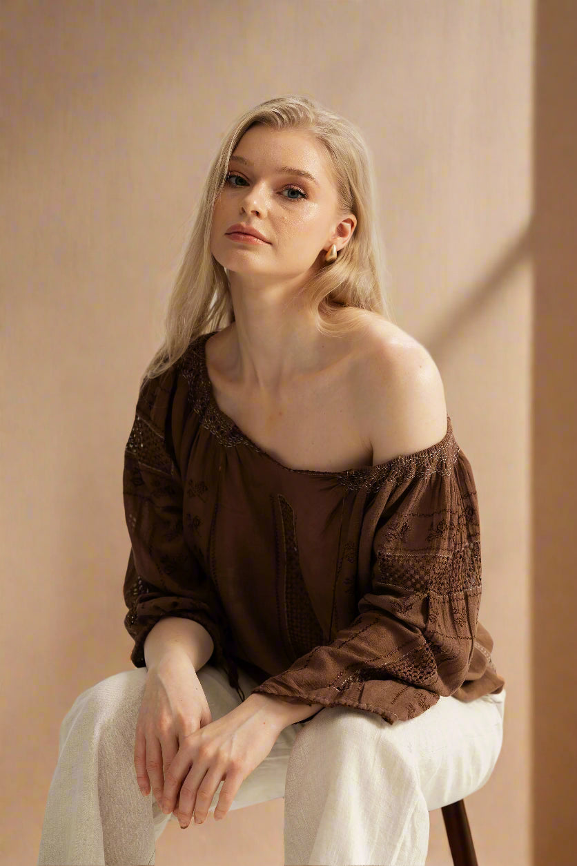 Bluză românească reciclată în culoarea maro mocha 