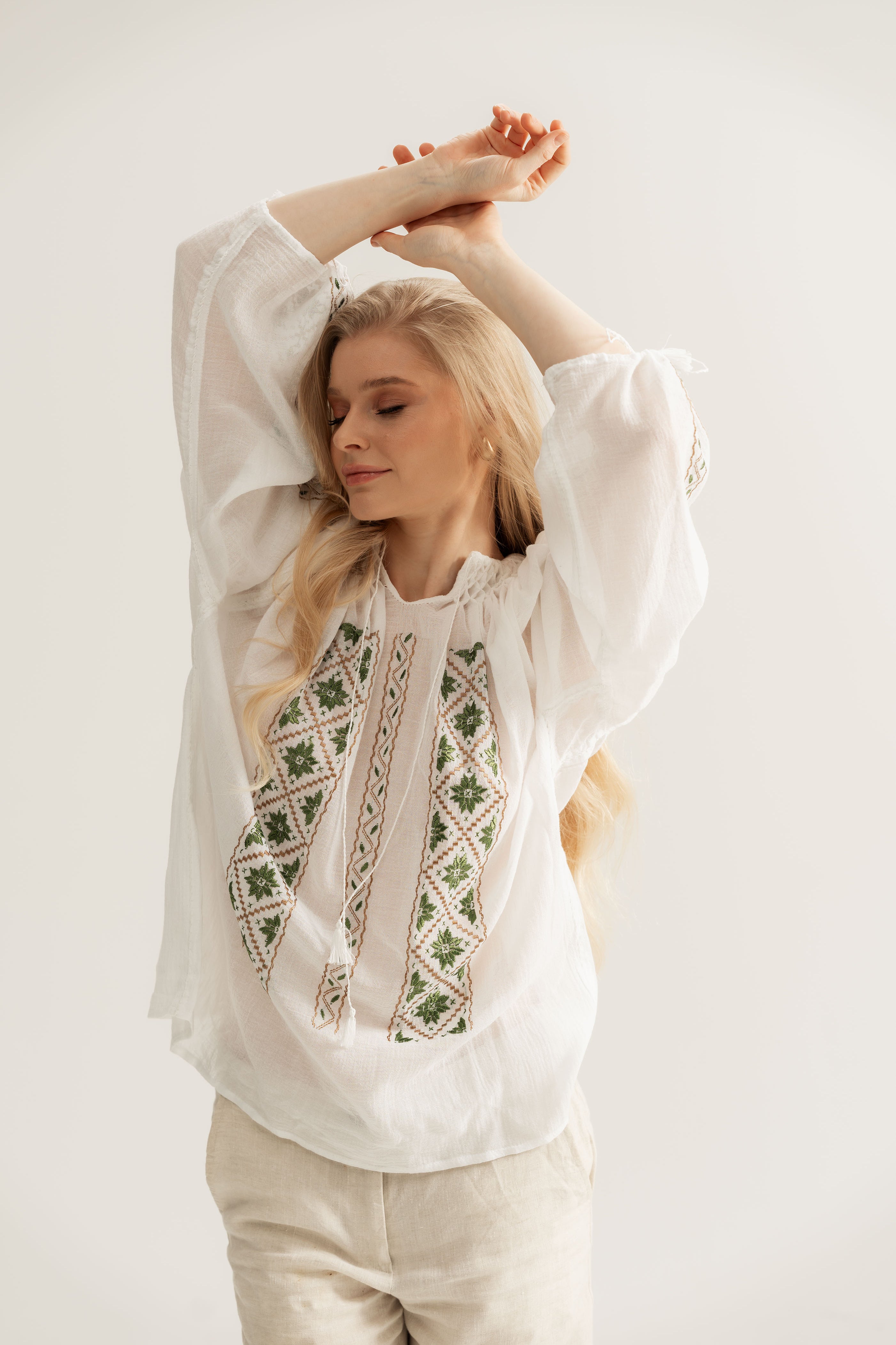 Bluză cusută manual cu broderie geometrică verde