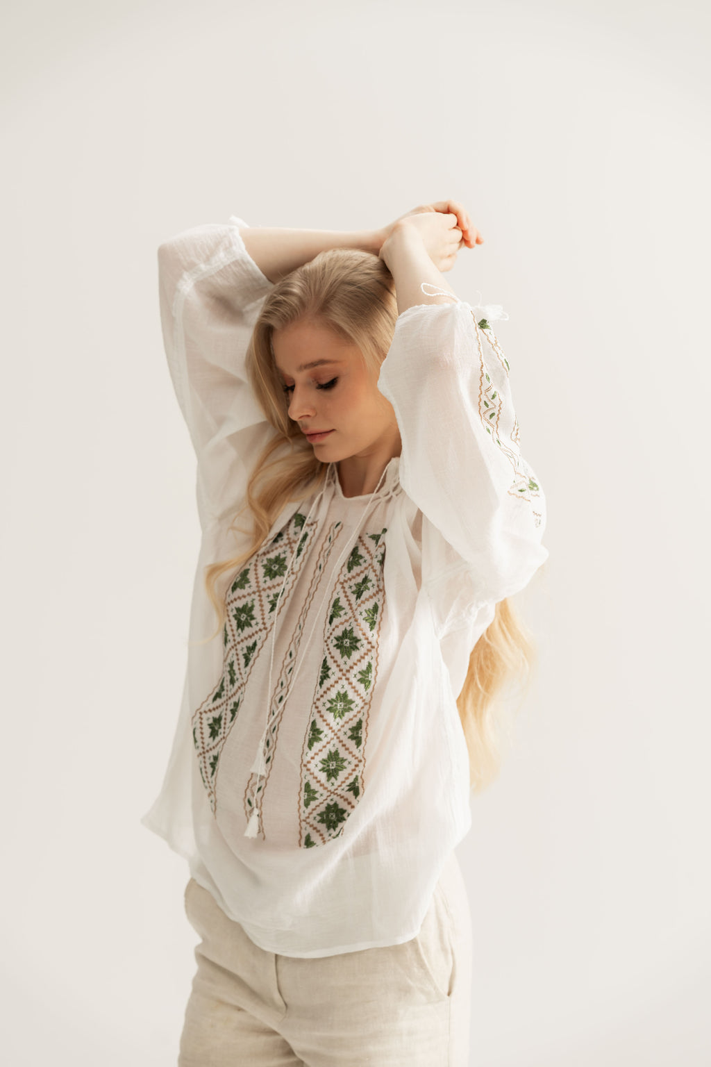 Bluză cusută manual cu broderie geometrică verde