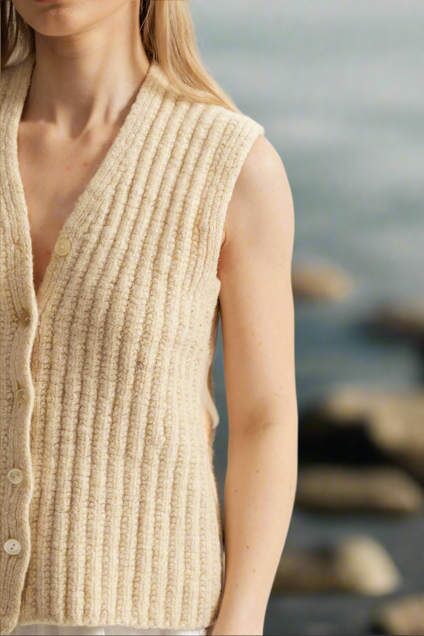 Vestă artizanală din lână tricotată manual, unică în felul ei