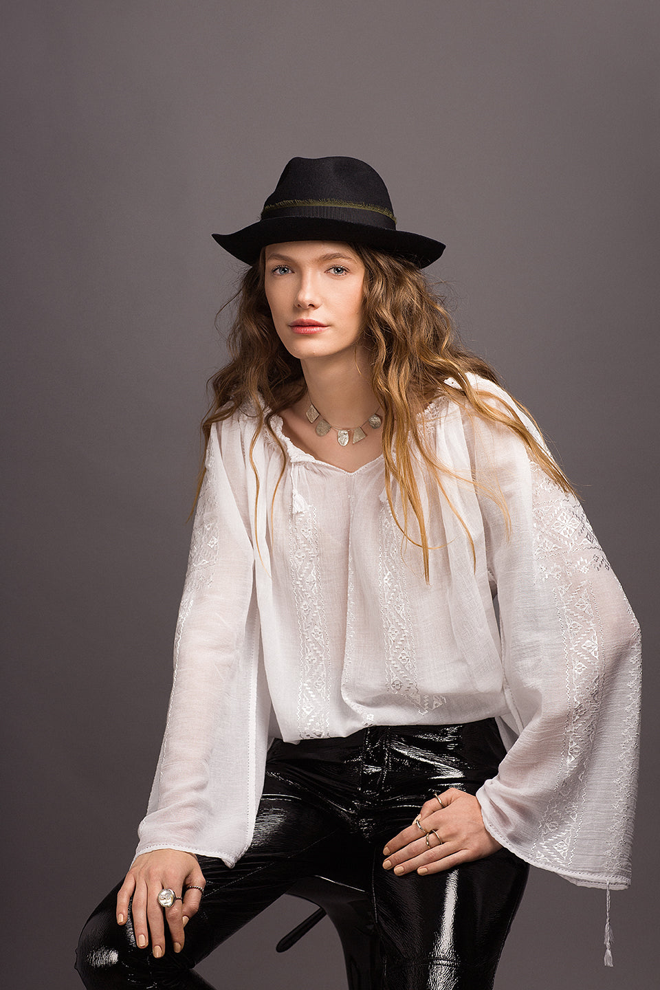 Ie românească alba cu broderie alba