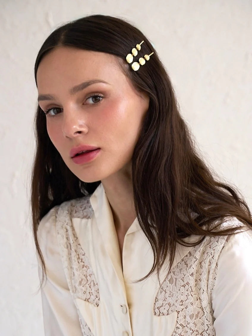 Athena golden leaf hair clip by Katerini Mou, detail view