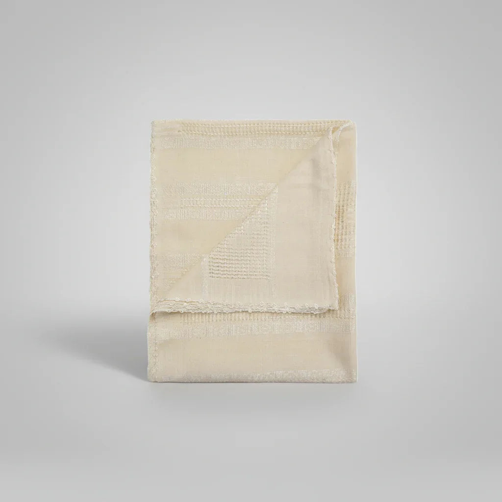 Fata de masa lucrata manual