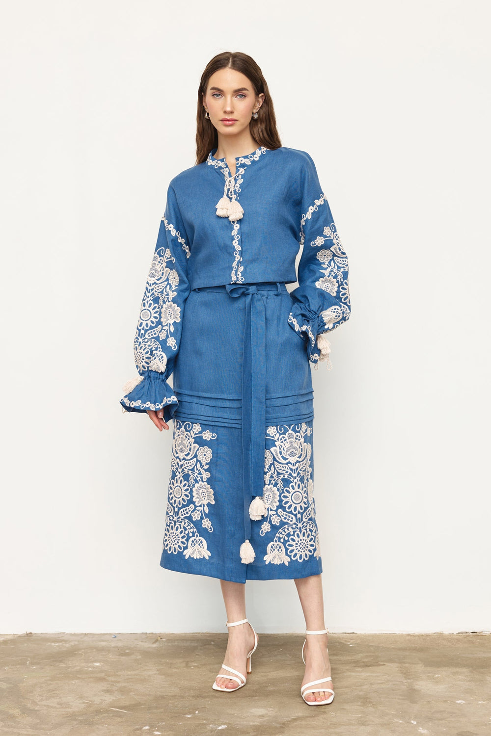 Hand-embroidered folk linen skirt with Richelieu cutwork – embroidery detail