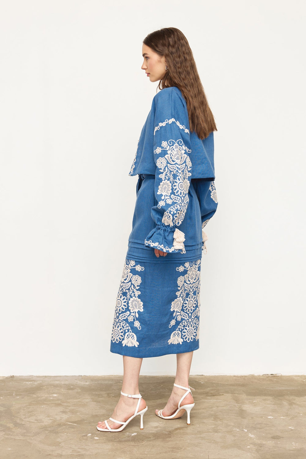 Hand-embroidered folk linen skirt with Richelieu cutwork – styled look