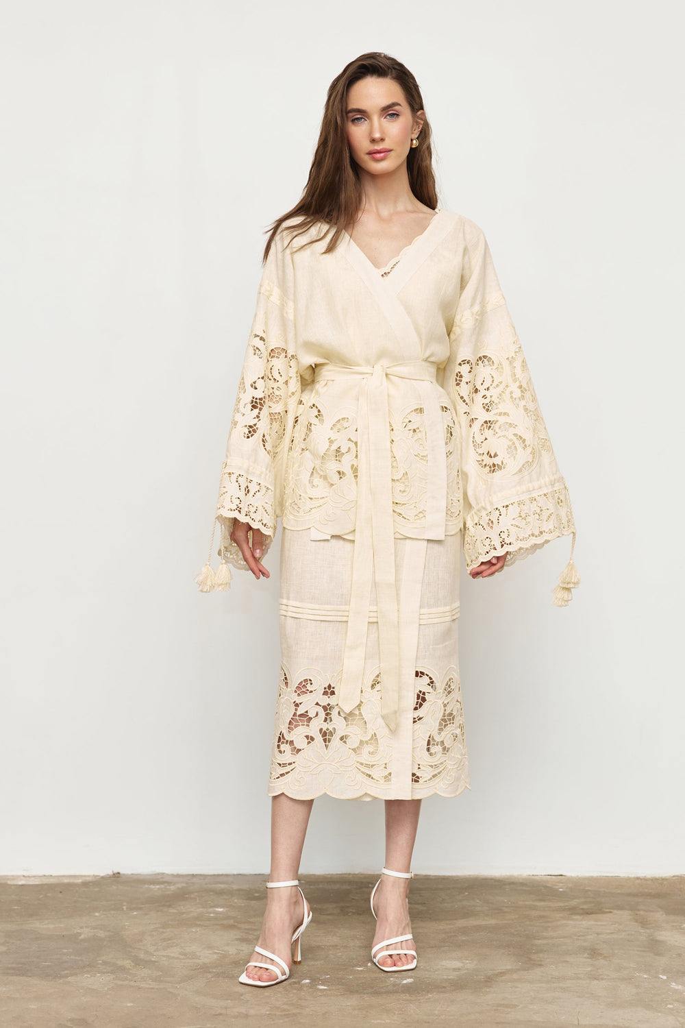 Hand-embroidered folk linen skirt with Richelieu cutwork – embroidery detail