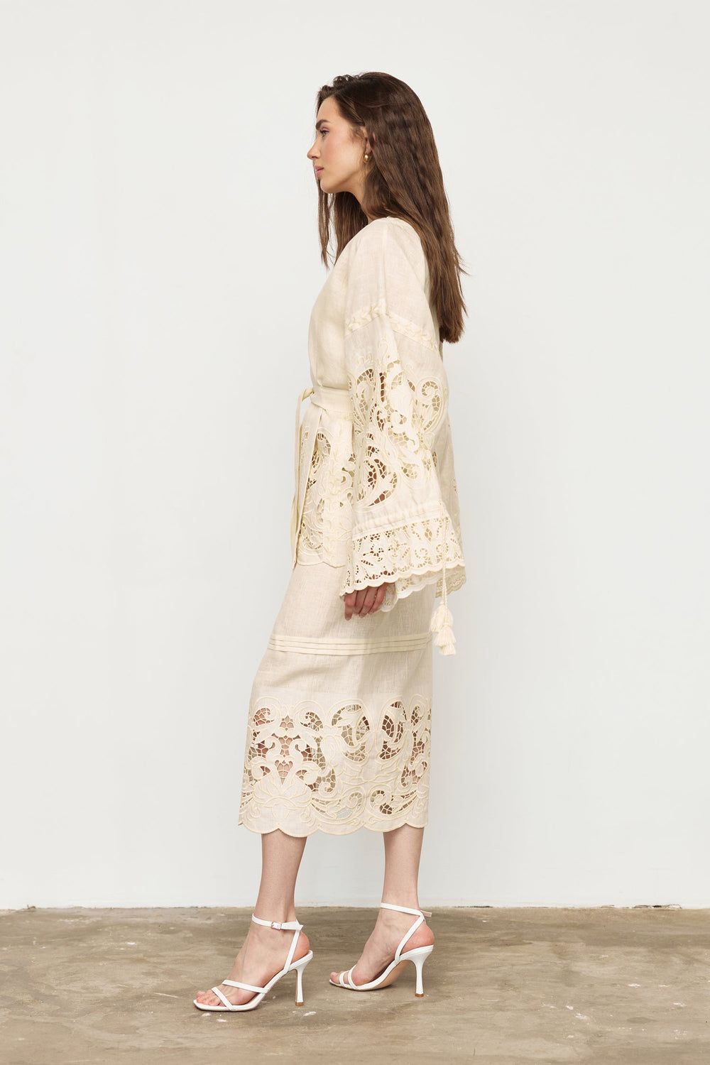 Hand-embroidered folk linen skirt with Richelieu cutwork – styled look Annabo Blouse Roumaine Shop