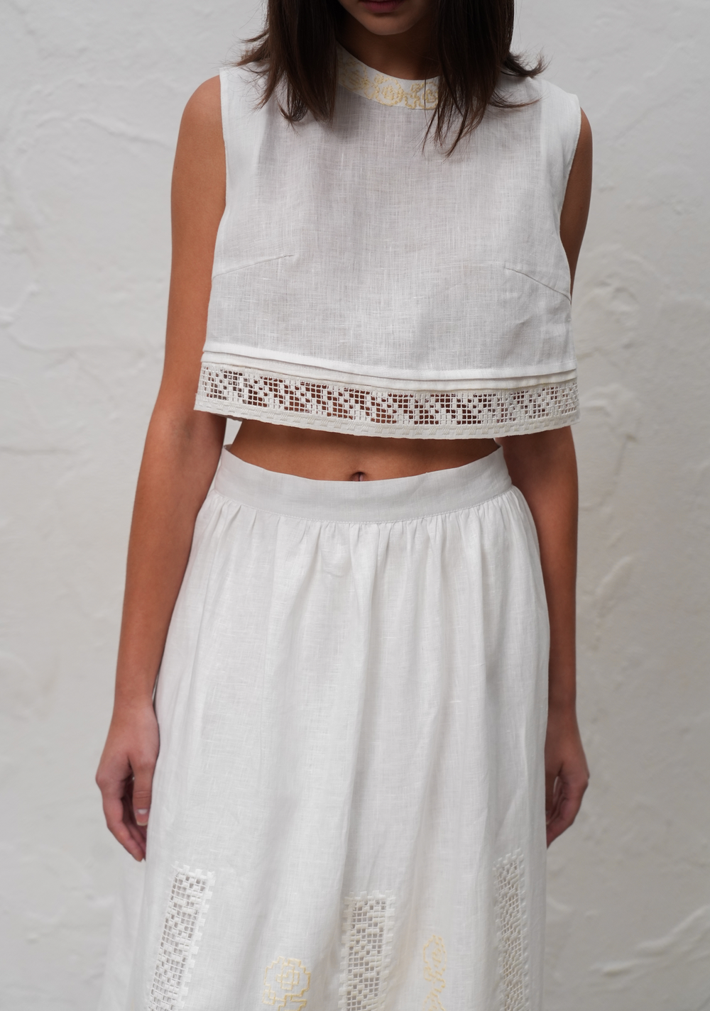 Hand-embroidered Richelieu cutwork linen top in white – embroidery detail