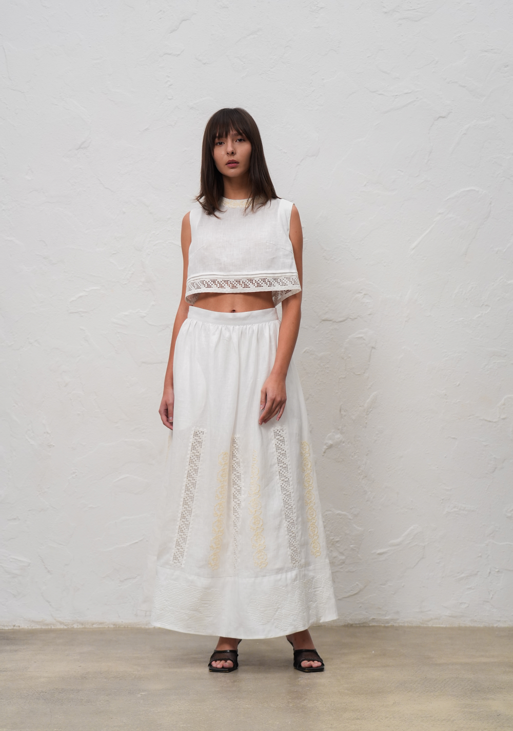 Hand-embroidered Richelieu cutwork linen top in white – fabric detail