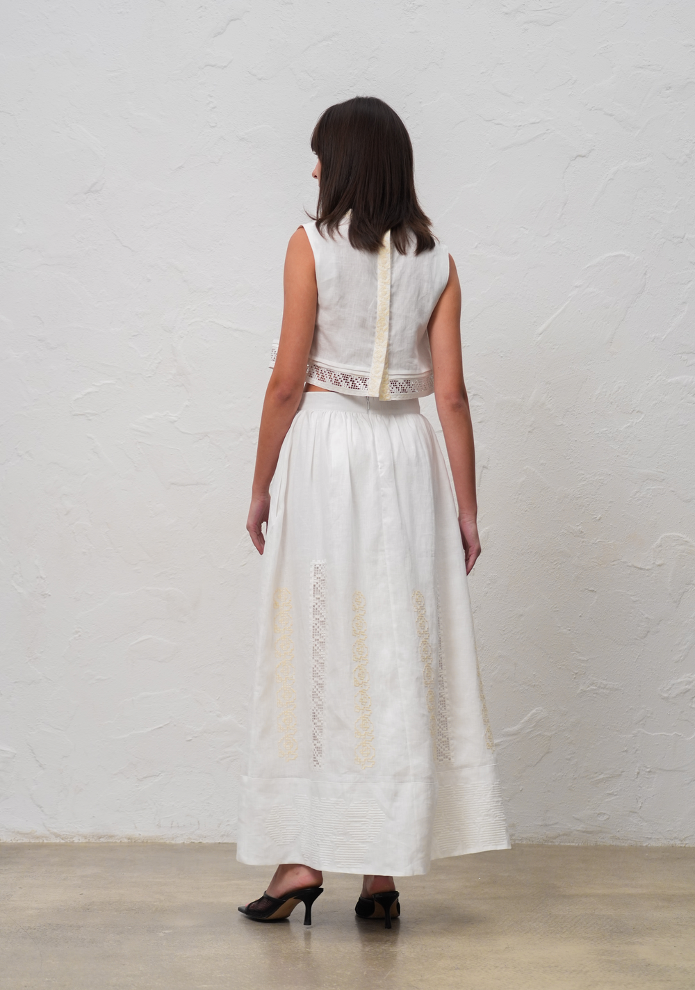 Hand-embroidered Richelieu cutwork linen top in white – back view