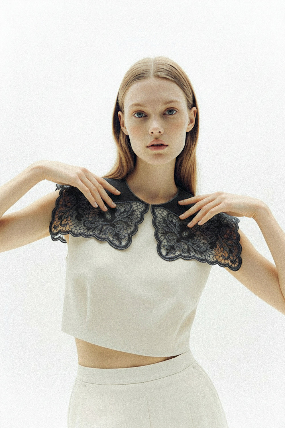 Hand-embroidered Richelieu cutwork detachable collar in black – embroidery detail