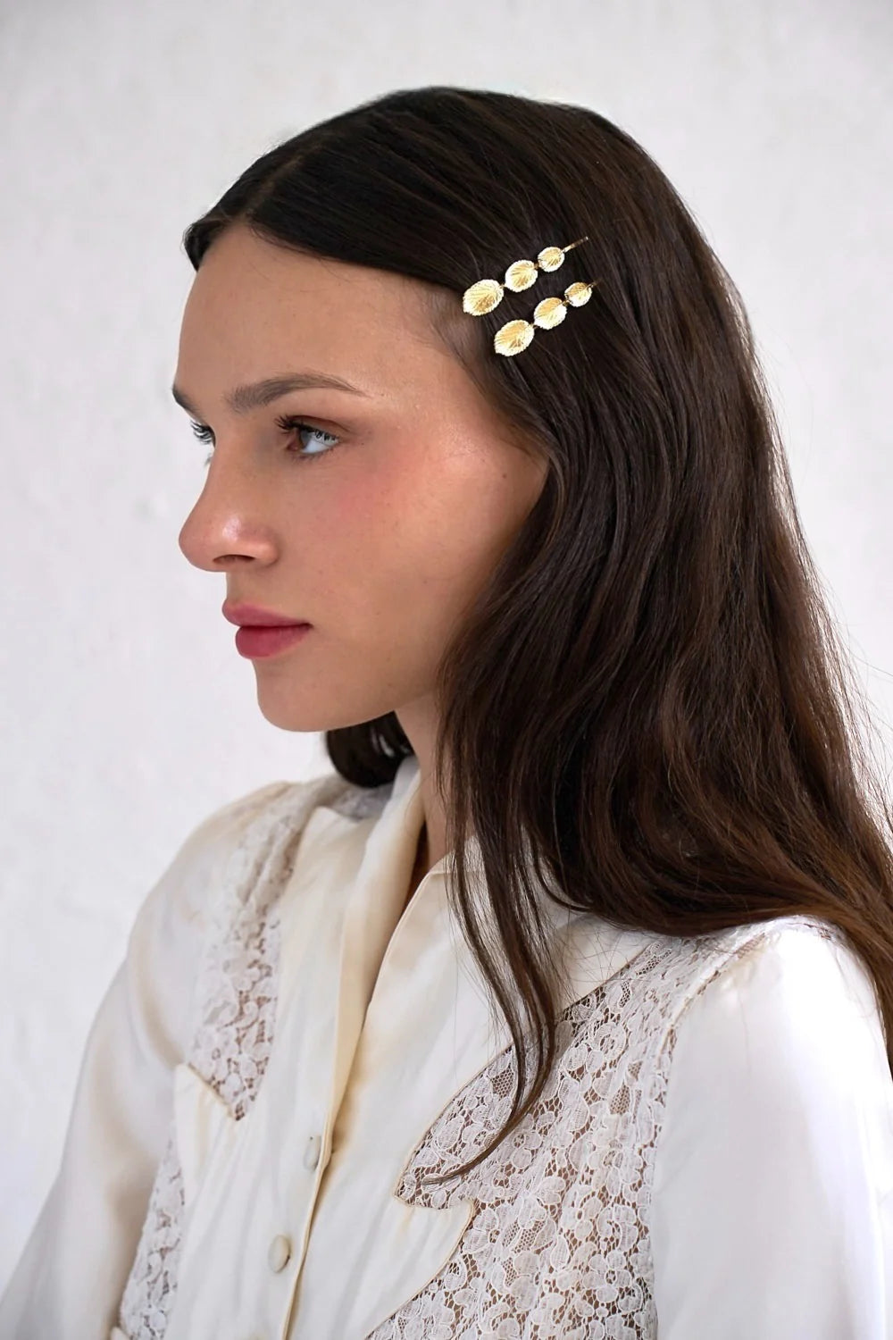 Athena golden leaf hair clip by Katerini Mou, close-up of the leaf