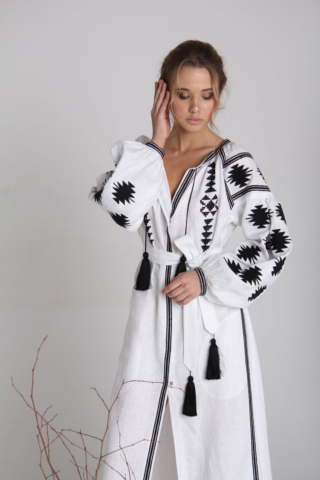 Rochie caftan cu broderie albă Geometry