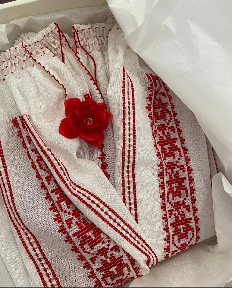 Bluză românească împletită în roșu