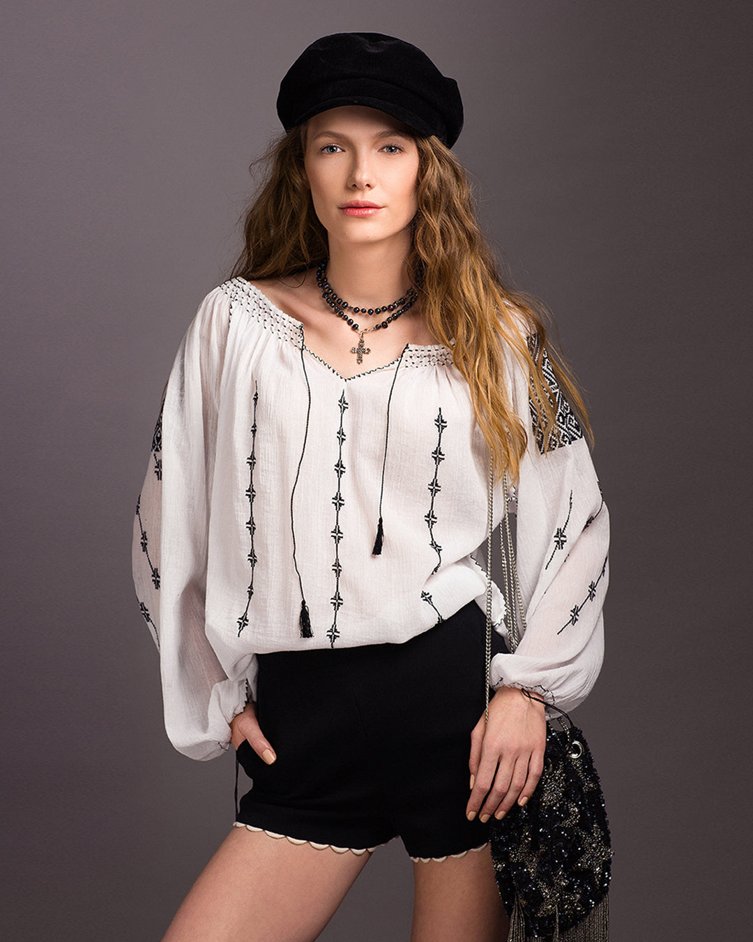 Ia românească, model Transilvania. Foto: Andreea Macri © BLOUSEROUMAINESHOP.COM