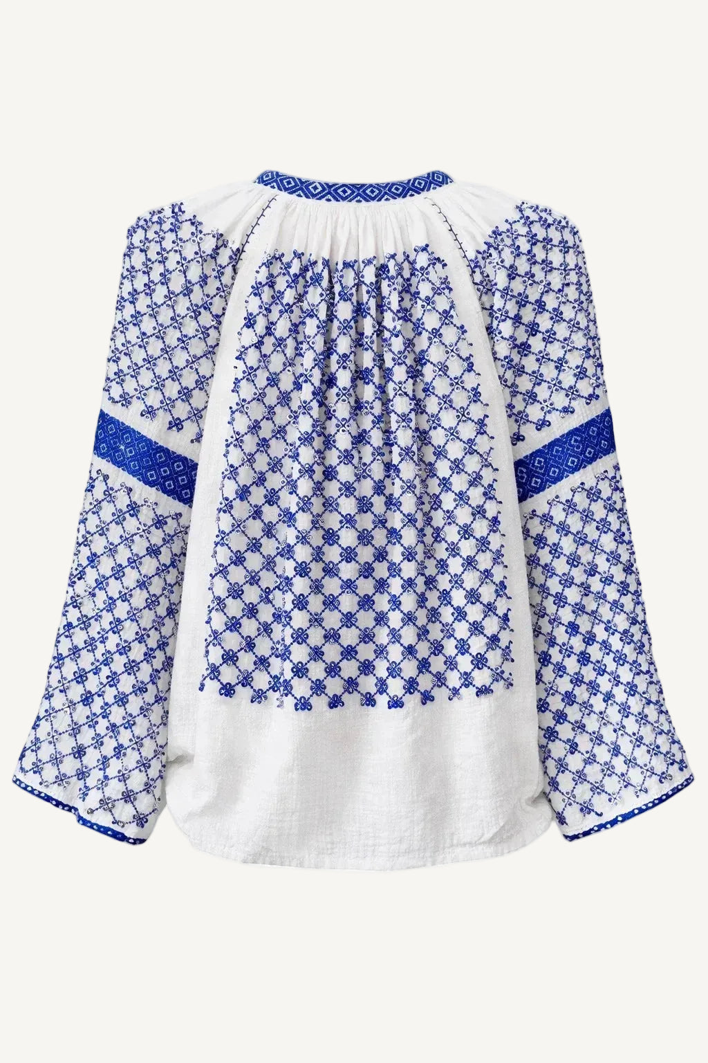 Authentische handbestickte rumänische Bluse in blau – Stickereidetail