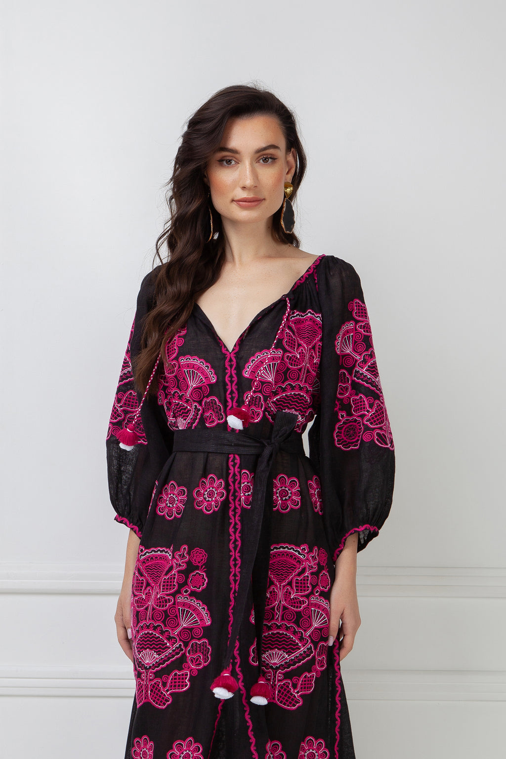 Foberini, Embroidered dress, pink and white, linen, floral motif, hand-embroidered – fabric detail