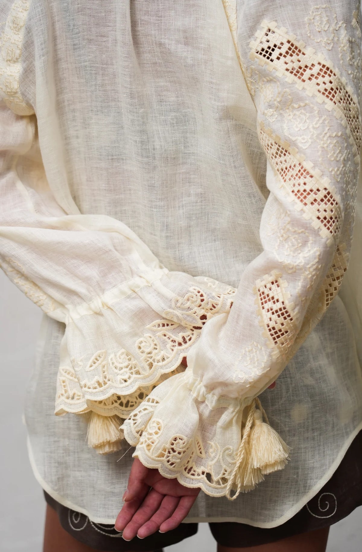 Hand-embroidered linen blouse in ivory – embroidery detail