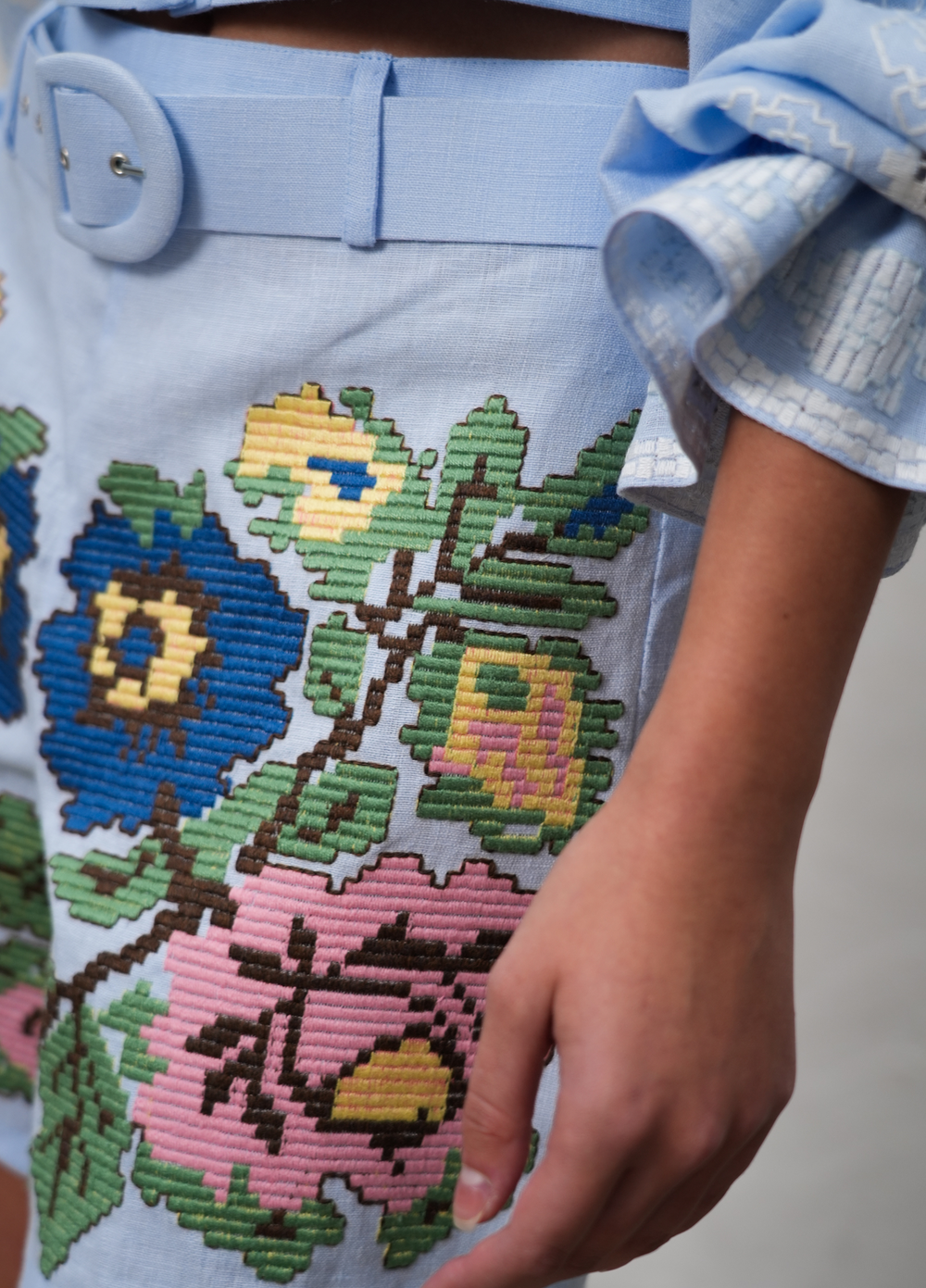 Hand-embroidered folk linen shorts in light blue – embroidery detail
