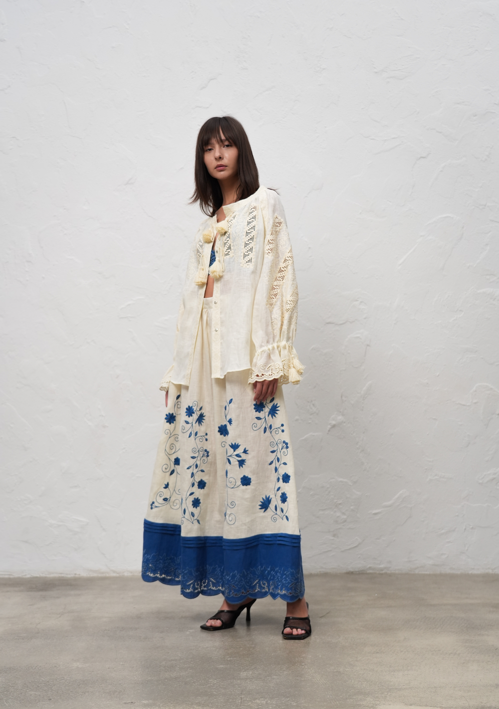Hand-embroidered folk linen skirt with Richelieu cutwork – embroidery detail
