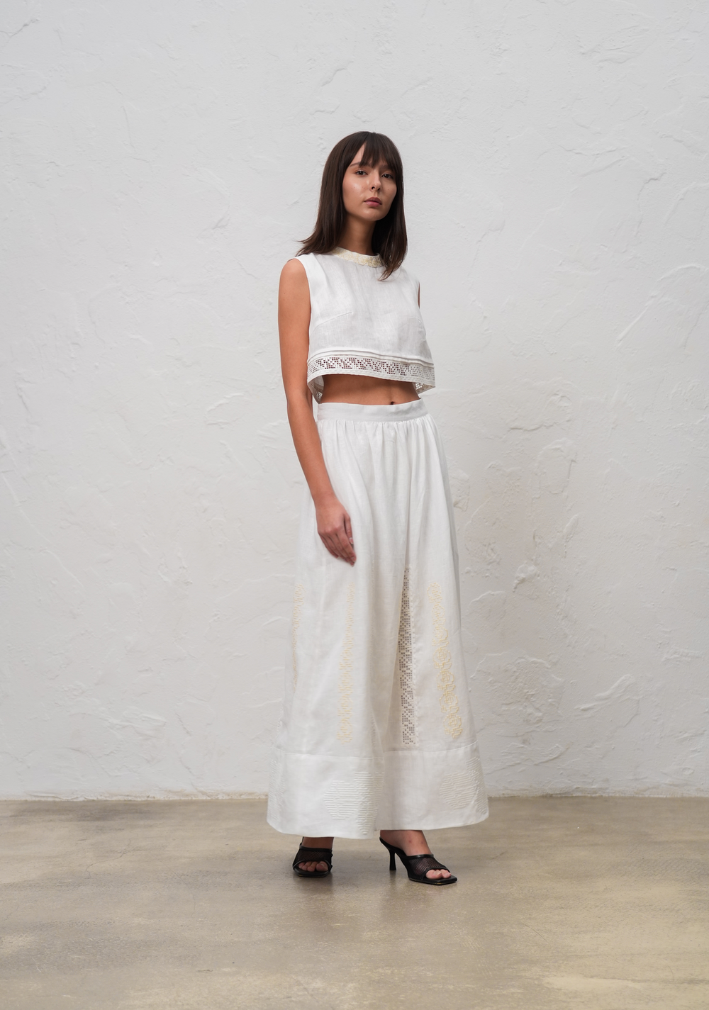 Hand-embroidered folk linen skirt with Richelieu cutwork – fabric detail