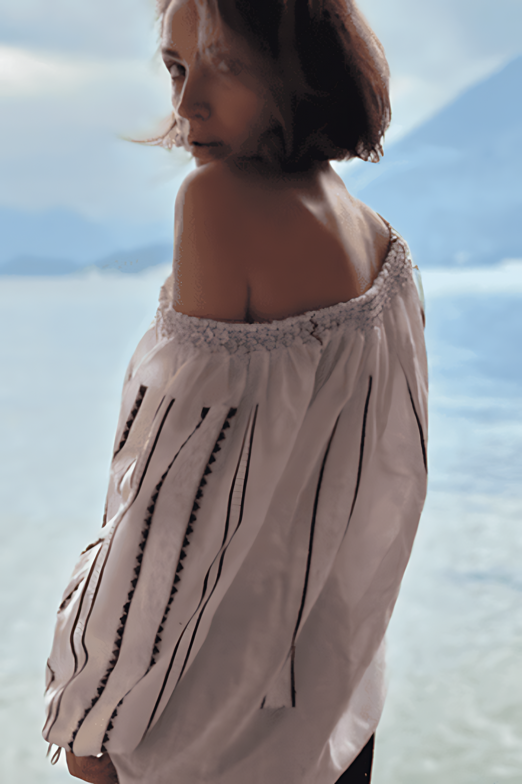 Bluză țesută manual cu broderie neagră și albă