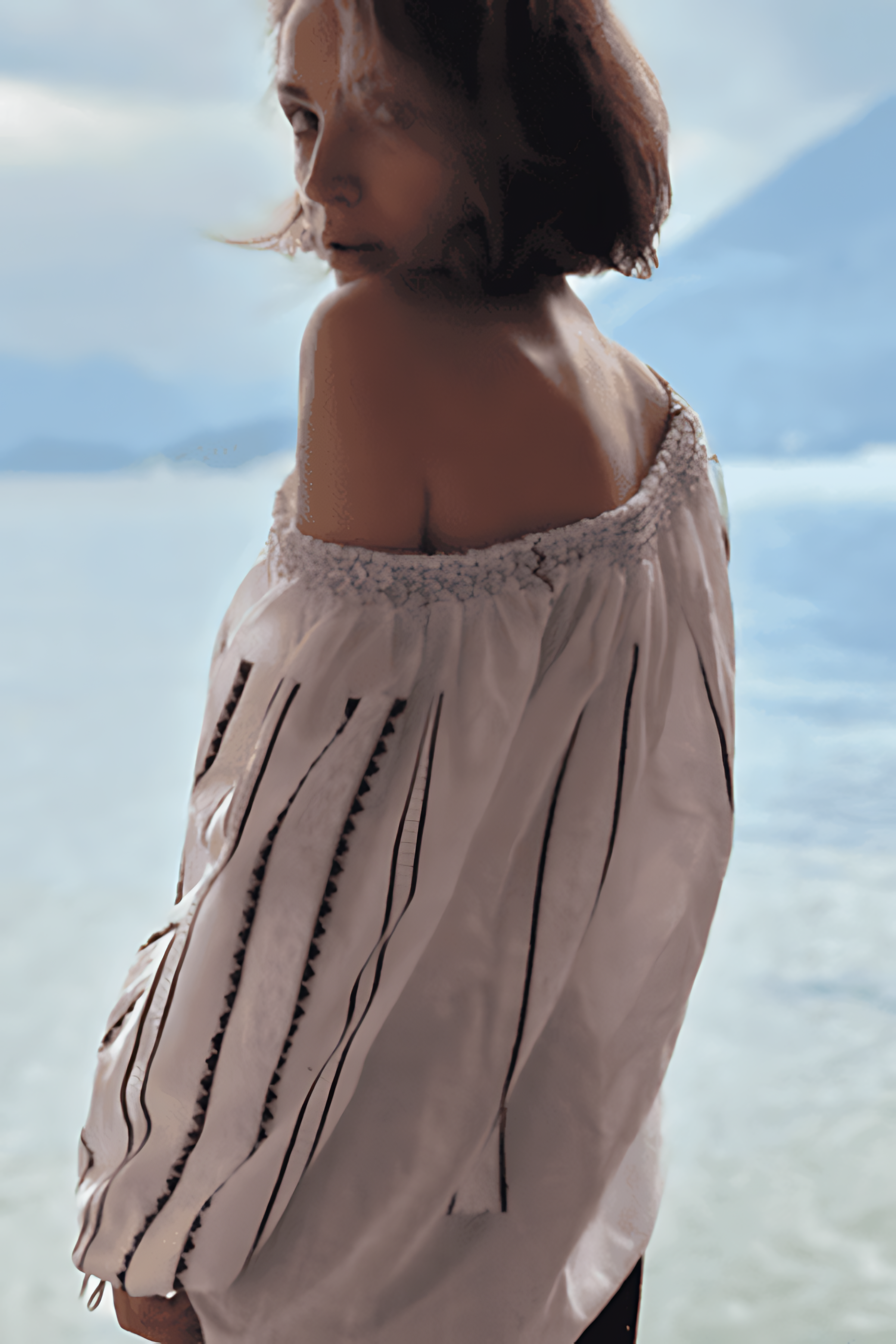 Bluză țesută manual cu broderie neagră și albă