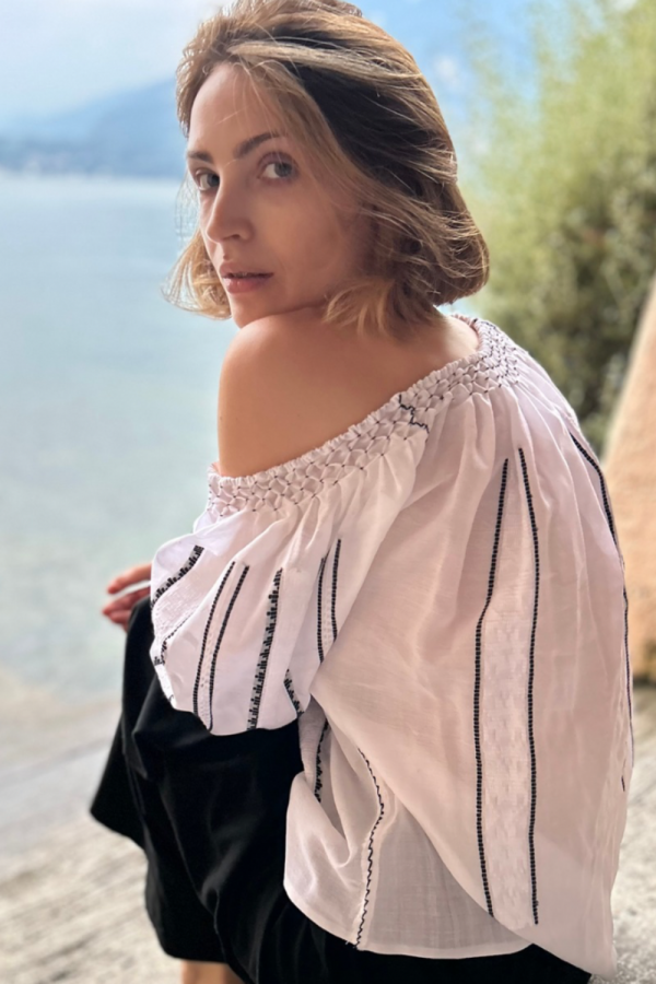 Bluză țesută manual cu broderie neagră și albă