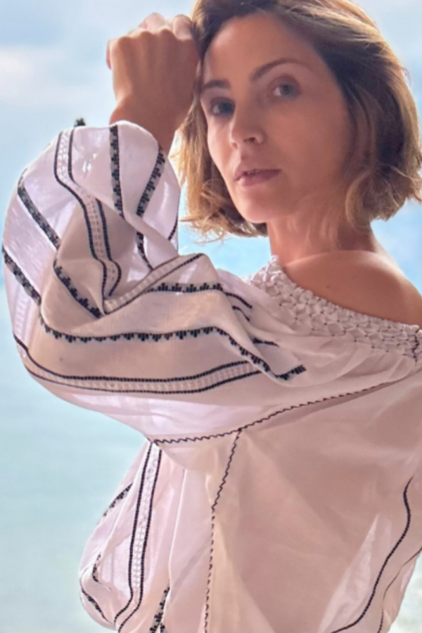 Bluză țesută manual cu broderie neagră și albă