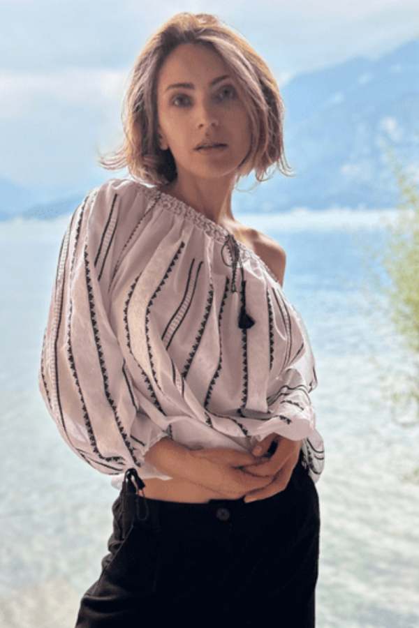 Bluză țesută manual cu broderie neagră și albă