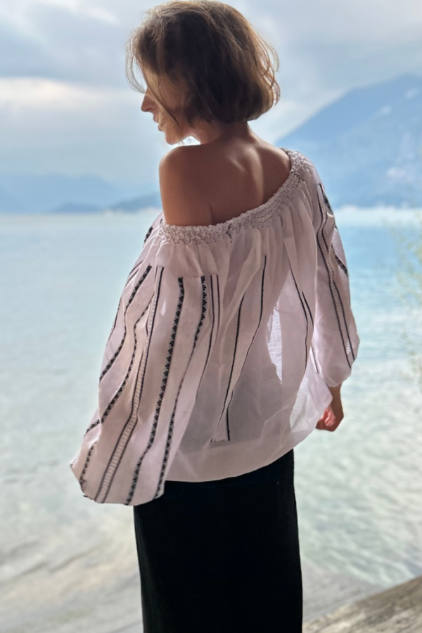 Bluză țesută manual cu broderie neagră și albă