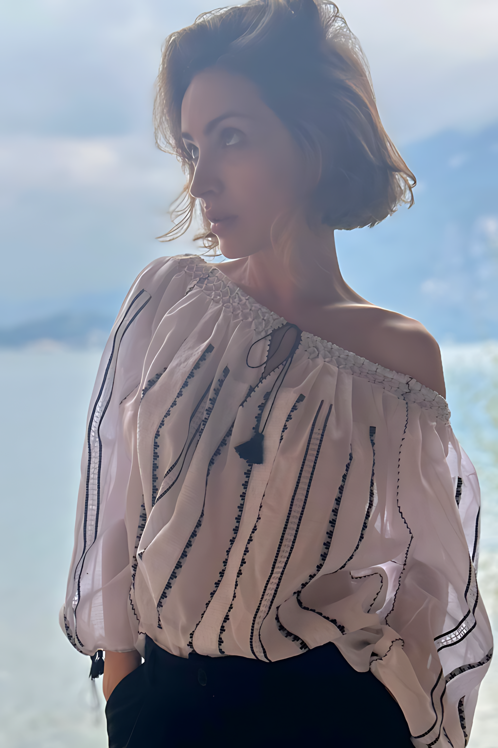 Bluză țesută manual cu broderie neagră și albă