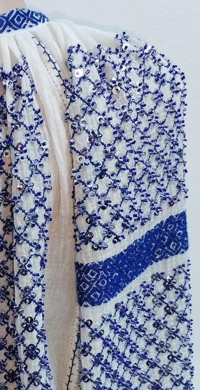 Authentische handbestickte rumänische Bluse in blau – Stoffdetail