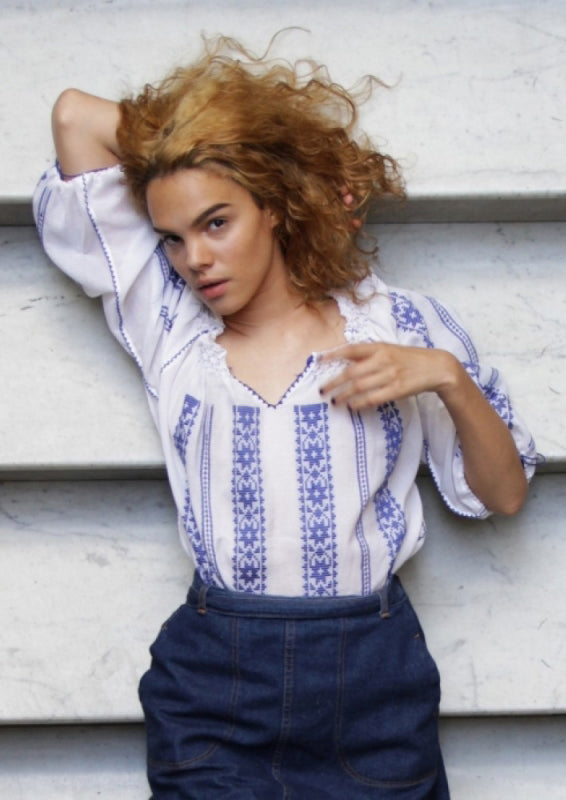 Bluză românească împletită în albastru