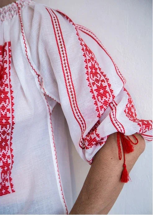 Bluză românească împletită în roșu