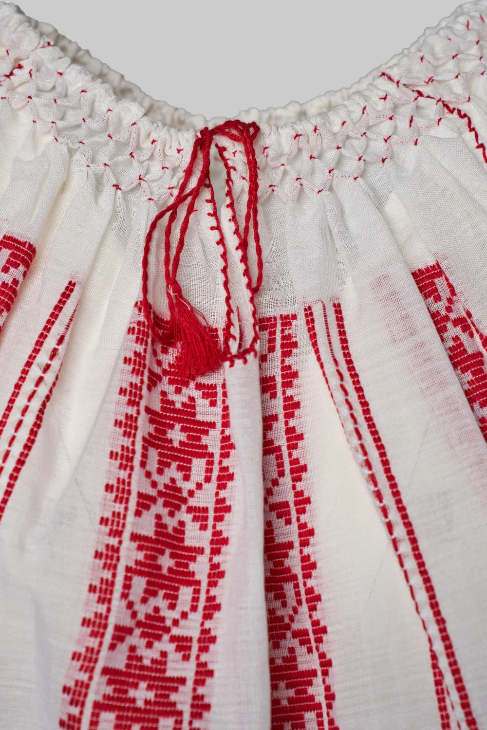 Bluză românească împletită în roșu