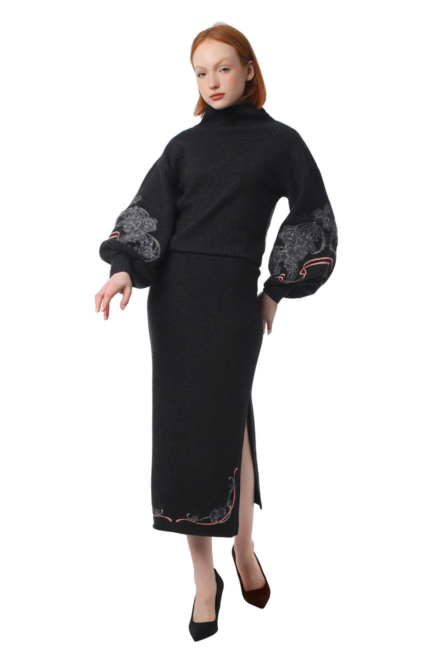 Pulover cu guler înalt și bujori, în culoarea grafit