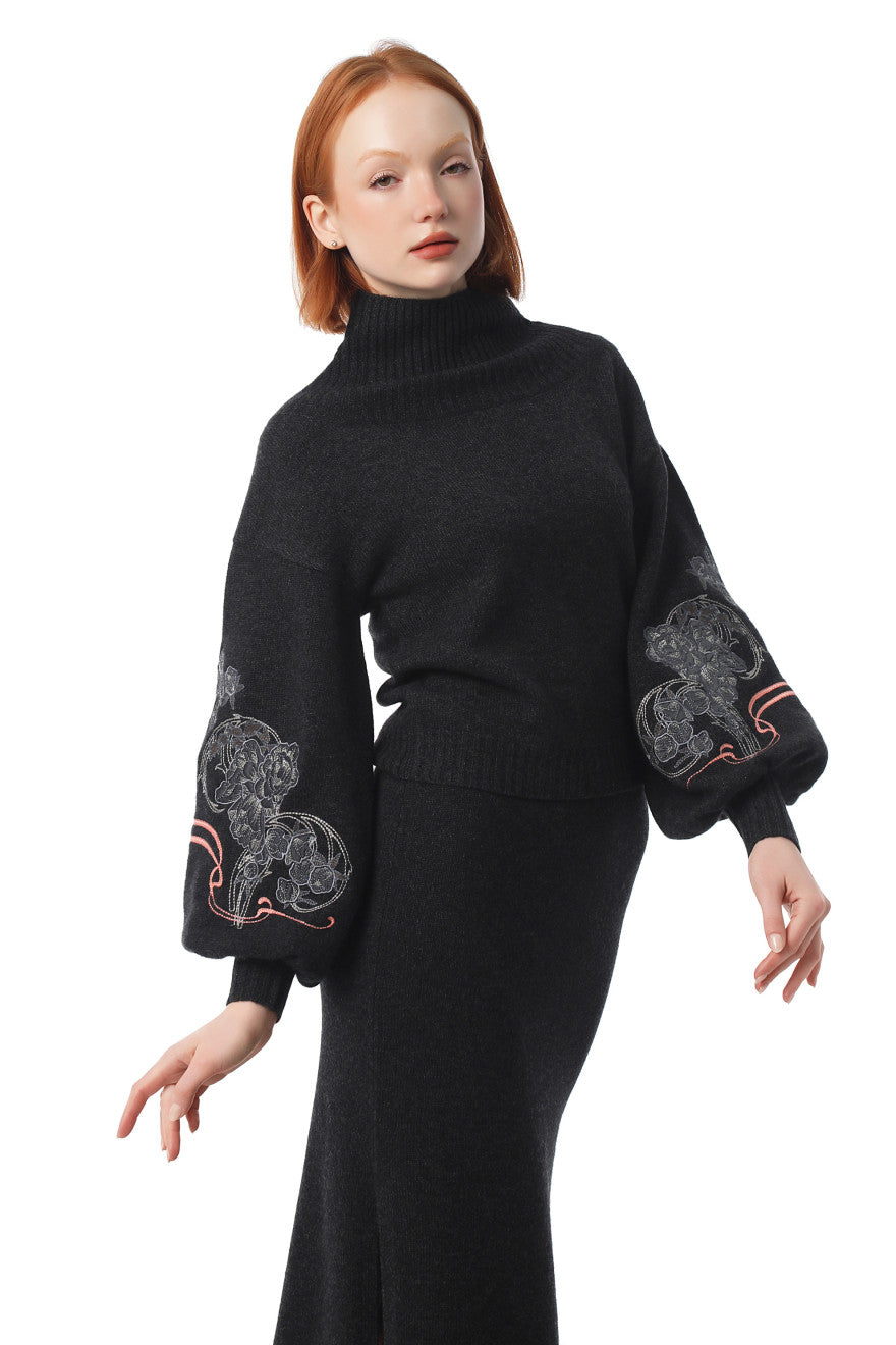 Pulover cu guler înalt și bujori, în culoarea grafit