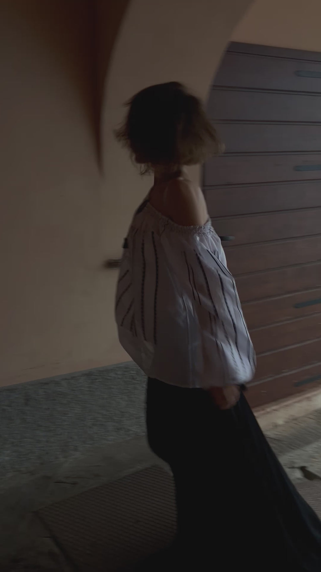 Bluză țesută manual cu broderie neagră și albă