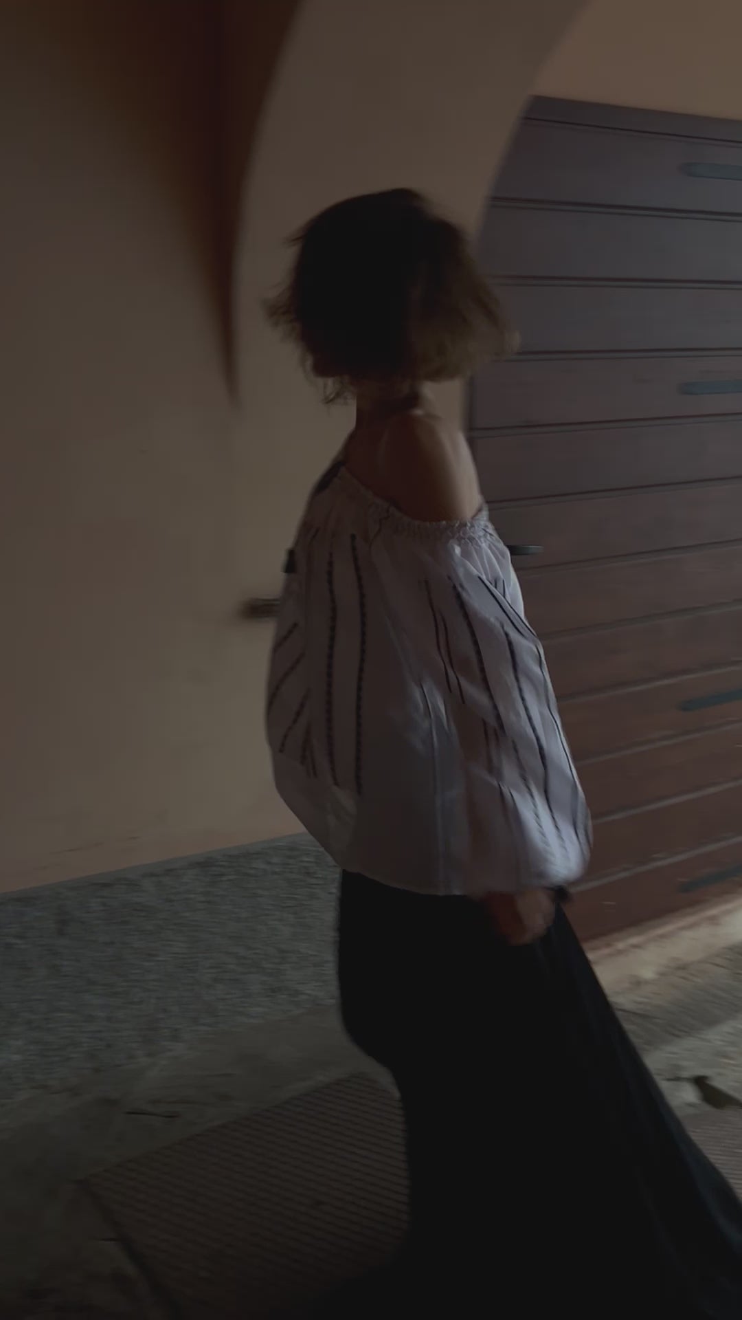 Bluză țesută manual cu broderie neagră și albă