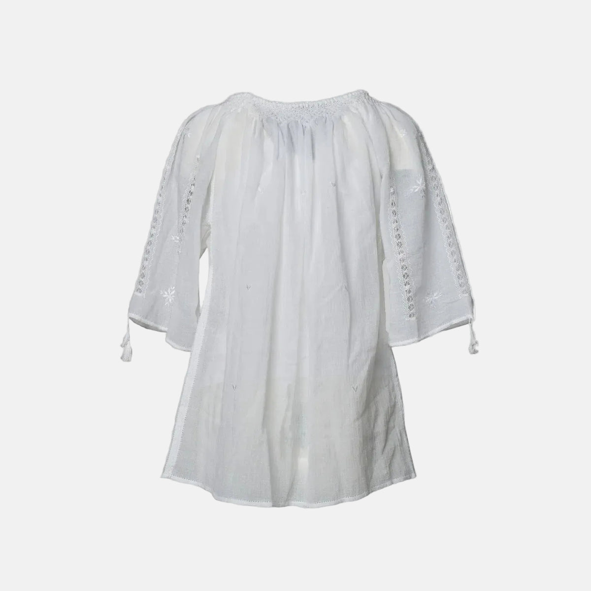Authentic handmade Romanian blouse, white, cotton, floral motif, hand-embroidered – embroidery detail