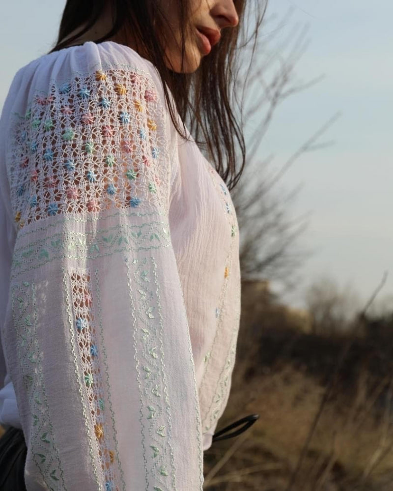 Ie romaneasca Natalia cusuta manual model ajur cu bumbi pastel multicolor